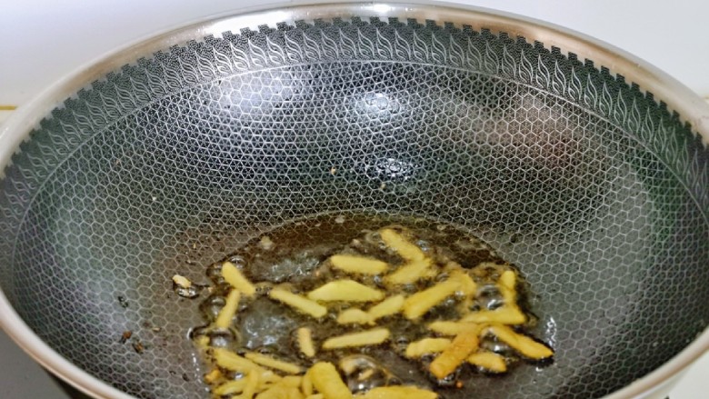 葱爆羊肉片,锅里留底油,加入提前切好的<a style='color:red;display:inline-block;' href='/shicai/ 37'>姜</a>丝煸炒。
