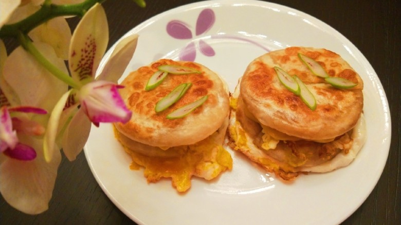 鸡蛋汉堡,在压上一个小饼,制作完成。