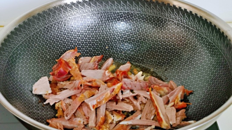 葱爆羊肉片,再加入洋葱,羊肉丝煸炒。