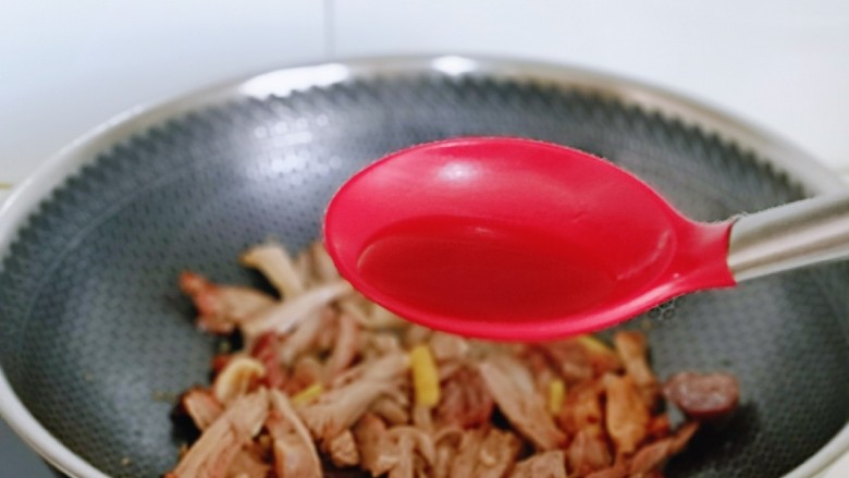 葱爆羊肉片,加入<a style='color:red;display:inline-block;' href='/shicai/ 718'>料酒</a>,可以适当多一点,去腥。