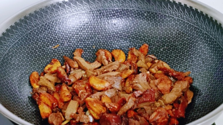 葱爆羊肉片,加入金蒜子,快速翻炒1分钟,关火出锅。