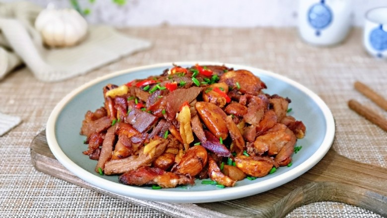 葱爆羊肉片,盛出装盘,撒上葱花,简单美味佳肴。