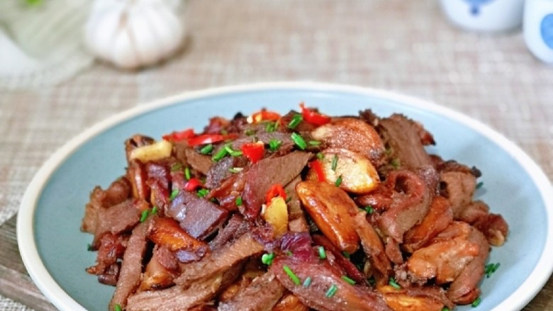 葱爆羊肉片,冬季进补,羊肉首选,羊腿肉一点不柴,也不腥,好吃极了。