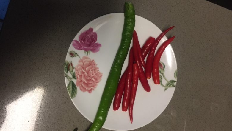 鸡米芽菜,期间准备几颗小米辣,一根青椒