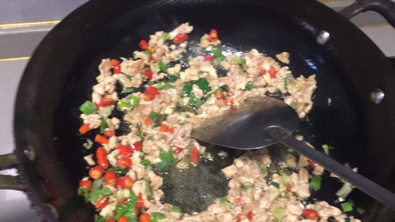 鸡米芽菜,鸡肉变色,香味出来了