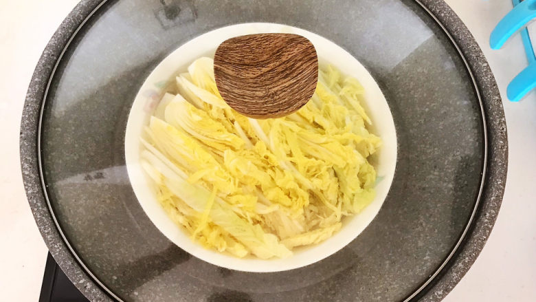 高汤娃娃菜,把菜碗放入蒸锅,大火烧开后蒸10分钟