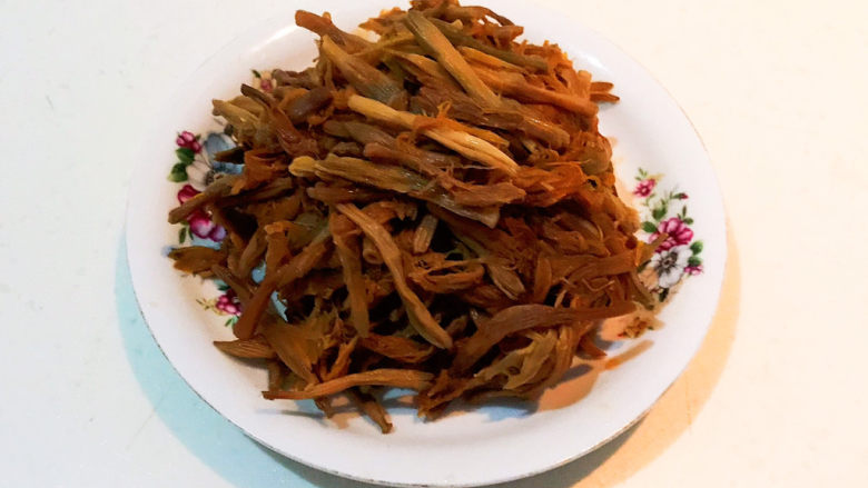 黄焖鸡块,把泡发好的黄花菜清洗干净,攥干水份