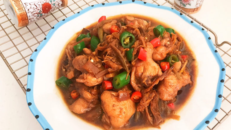 黄焖鸡块,黄焖鸡块鸡肉鲜嫩,黄花菜吸足了汤汁的味道非常鲜美,鲜辣适宜,风味独特,这是一道完美的下饭菜~