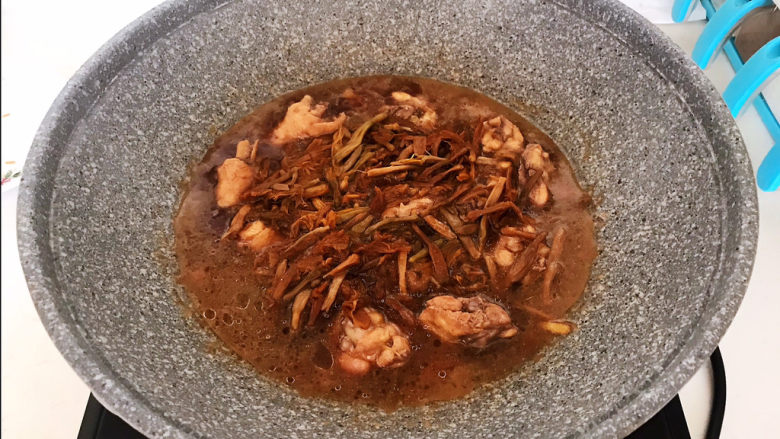 黄焖鸡块,加入泡发好的黄花菜,继续烧5分钟,大火收汁,要留少许底汁,不要全部收干