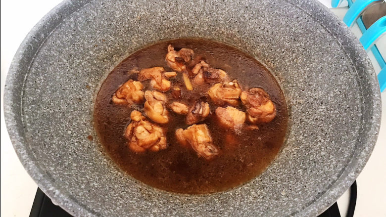 黄焖鸡块,加入开水,水量没过食材,大火烧开后小火慢烧10分钟