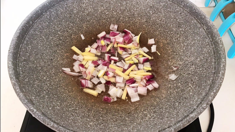 黄焖鸡块,炒锅烧热后加入大豆色拉油,油烧热后加入葱姜,炒出香味