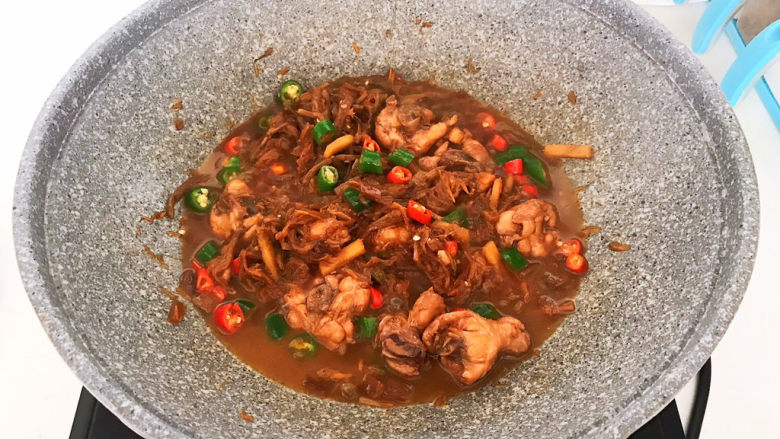 黄焖鸡块,翻炒均匀即可,黄焖鸡块做好了~