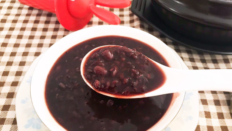 黑米红豆粥,黑米红豆粥香甜软糯,营养丰富老少皆宜~