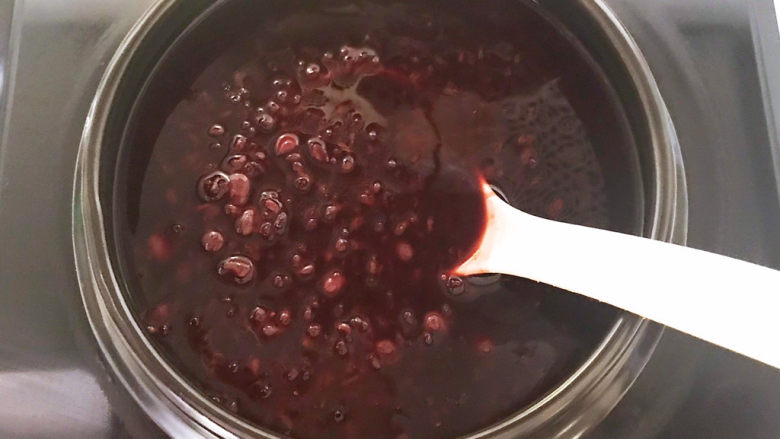 黑米红豆粥,中间要用勺子翻动几次,免得粘锅