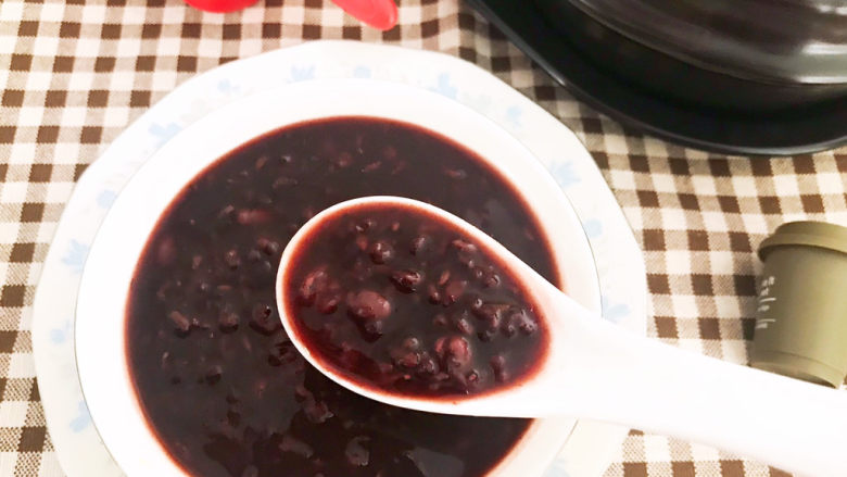 黑米红豆粥,黑米红豆粥米香浓郁,一锅粥很快就吃完了,太好吃了~