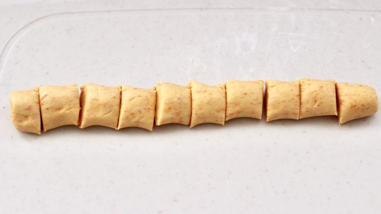 红枣胡萝卜糕,静置好的面团,搓成长条用刀切成大约10克左右的剂子。