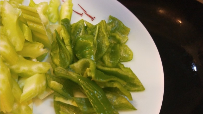 青椒炒腐竹,倒入青青,芹菜炒均匀。