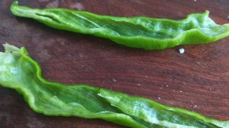 芹菜炒猪肝,青椒切条。