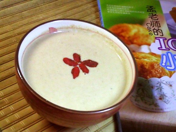 豆浆机版核桃露,盛一碗,用枸杞点缀