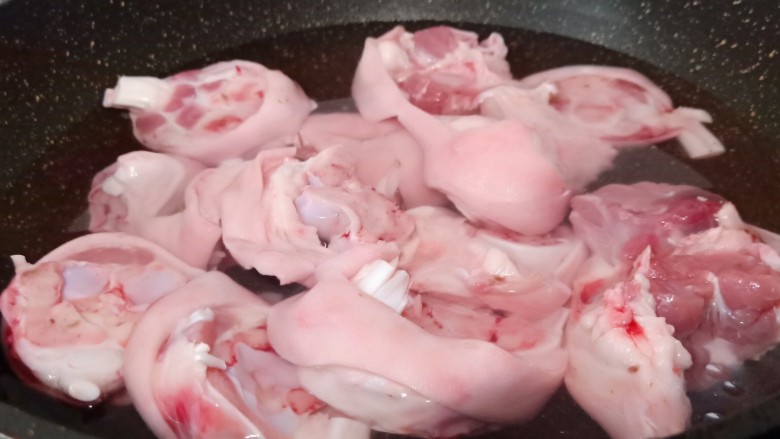 酱香猪蹄,猪脚冷水下锅,水要盖过猪蹄开大火煮开。