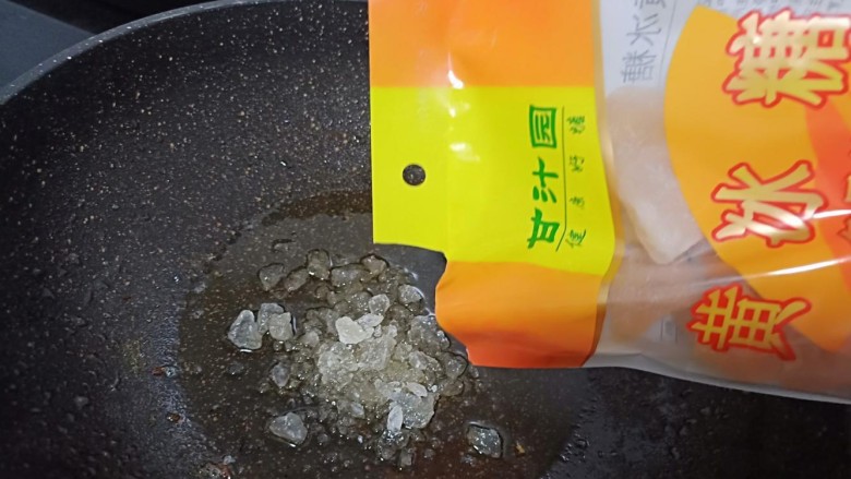 酱香猪蹄,煎好的猪蹄盛盘,留下的底油加入冰糖30克开小火慢慢化开。