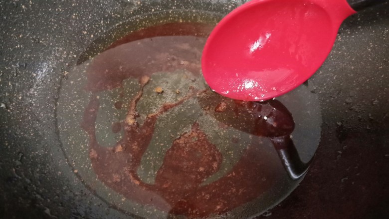酱香猪蹄,炒至冰糖完全溶化,糖浆颜色越来越深,变成棕红色即可。