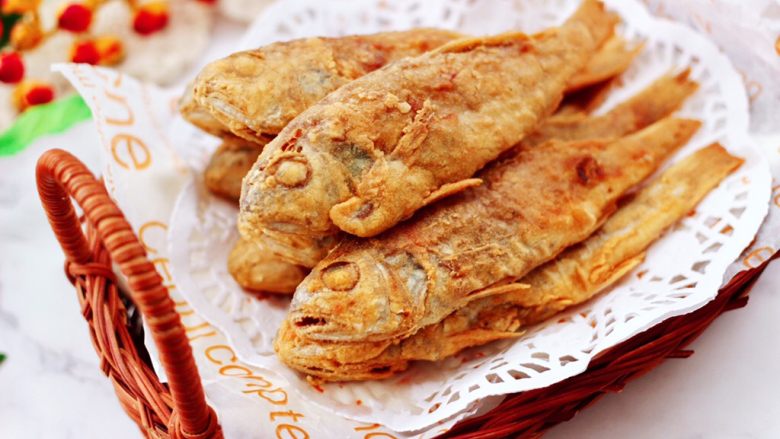 五香干炸大头宝鱼,酥到掉渣渣,好吃到哭,香味馋哭邻居家的小孩。