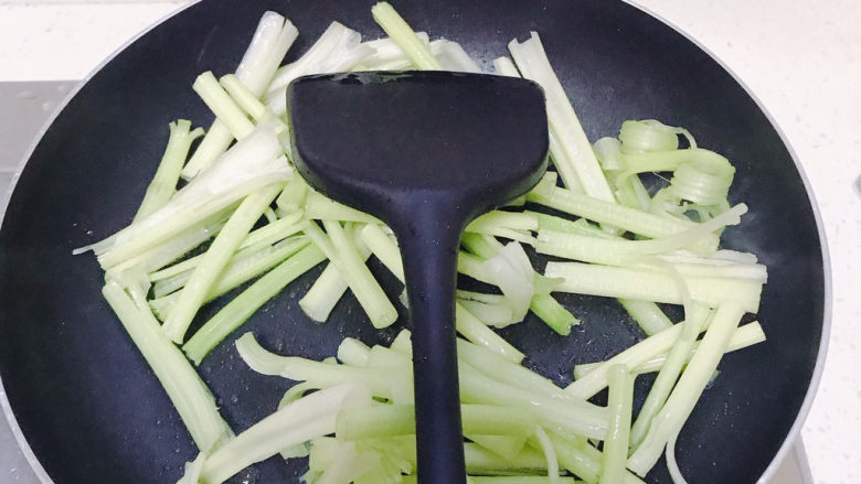 芹菜炒猪肝,锅里少量油下芹菜翻炒