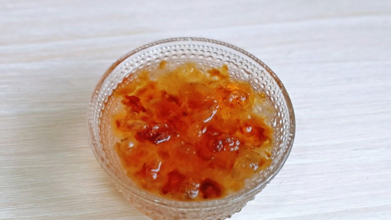 银耳莲子红枣汤,首先将<a style='color:red;display:inline-block;' href='/shicai/ 2530'>桃胶</a>冷水泡12小时,现在天热可以晚上放入冰箱一夜。