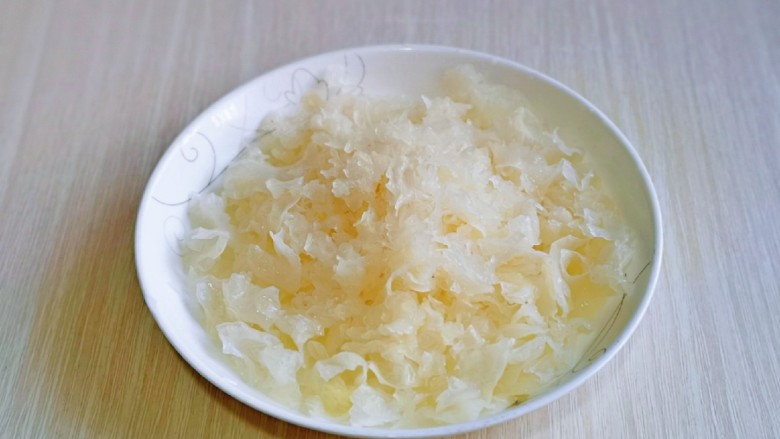 银耳莲子红枣汤,泡发的银耳去根,撕成小朵。(银耳必须经过足够的浸泡,才能恢复到它最优的口感呦)