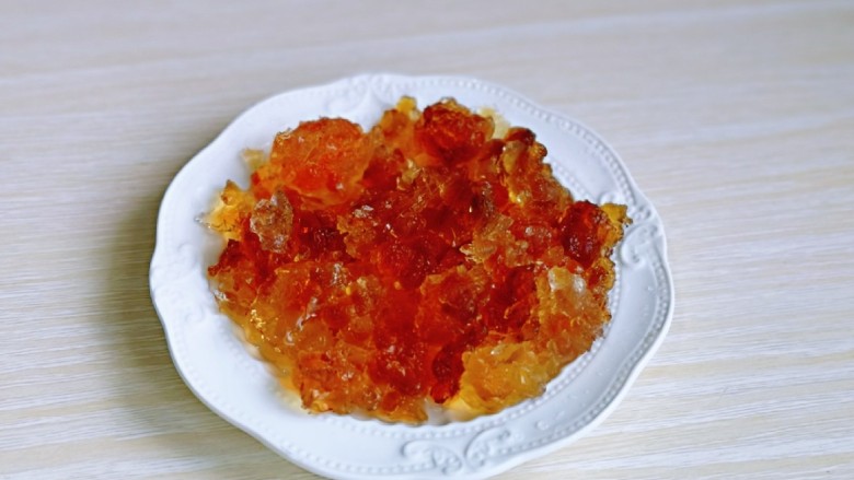 银耳莲子红枣汤,桃胶需要泡到桃胶内不再硬硬的,呈啫喱状;如图,将杂质清理干净。