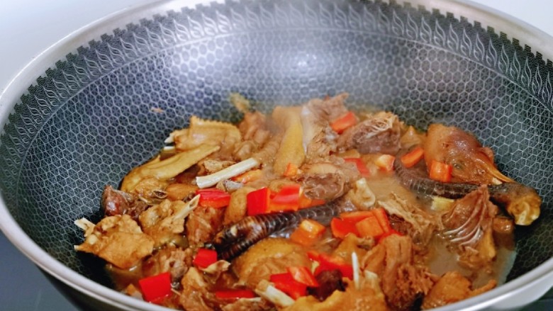黄焖鸡块,按个人口味加入盐调味,撒上切好的红椒,大火收汁,有一点汤汁更好吃。