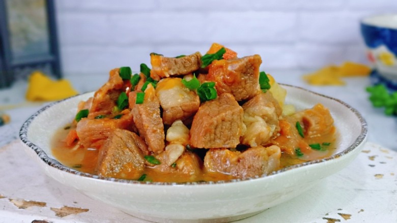 牛腩萝卜汤,牛肉全家人喜欢,百吃不厌。寒冷的冬天,来一锅牛腩呀!太赞了~