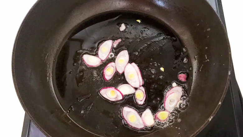 鸡蛋炒年糕,炒锅加入1小勺大豆色拉油,油烧热后加入圆葱,炒出香味