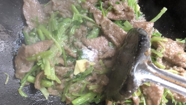 芹菜炒猪肝,加入适量盐,如果前面腌制得比较咸,可以跳过此步骤。