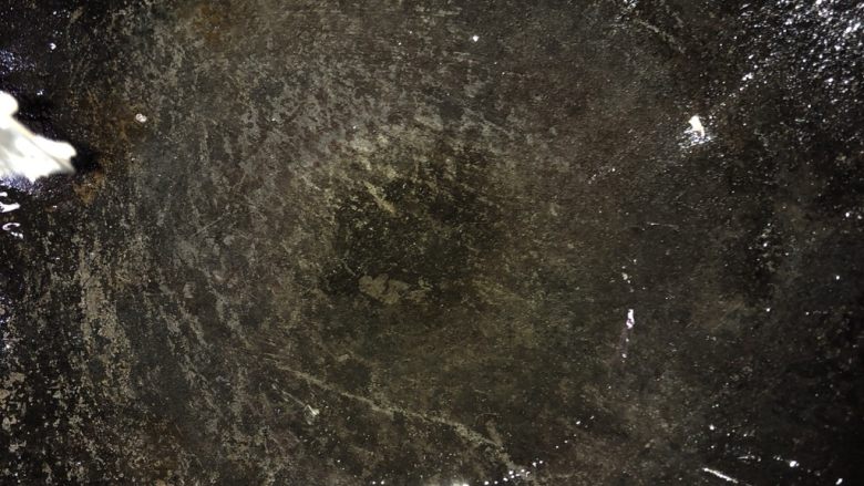 芹菜炒猪肝,锅内放少许油,这个油不需要烧热。