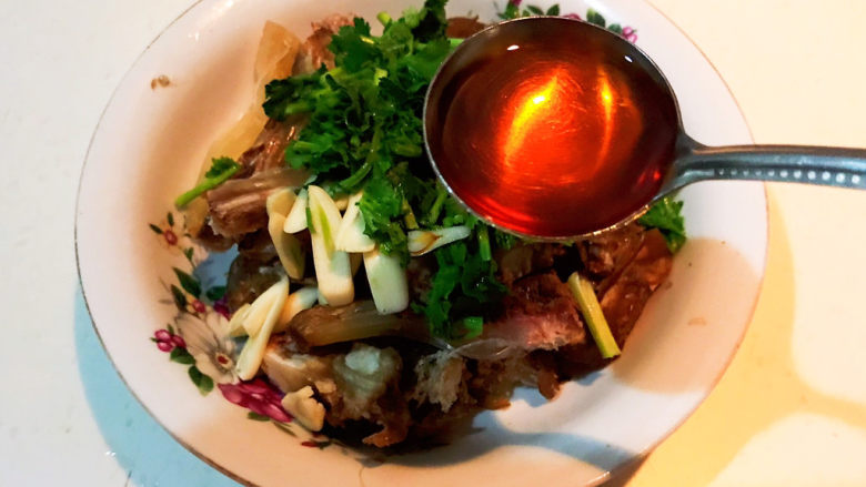 手撕牛肉干,把烤好的牛肉取出来,加入<a style='color:red;display:inline-block;' href='/shicai/ 131'>香菜</a>段和蒜片,加入红辣油