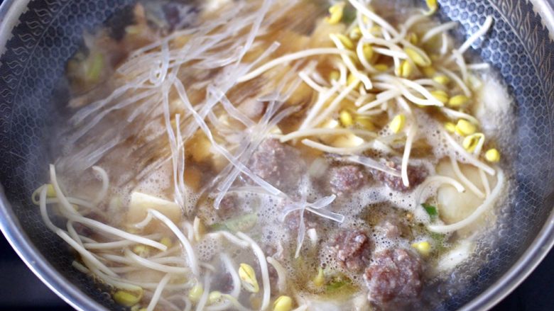除夕必吃的炖菜,寓意年年有余,大火烧开后,加入丸子和豆腐,粉条和<a style='color:red;display:inline-block;' href='/shicai/ 2692'>黄豆芽</a>。