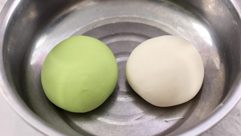 韭菜虾仁翡翠饺子,白色面团用清水和剩下的200克面粉和成面团即可,把两个颜色的面团静置半个小时。