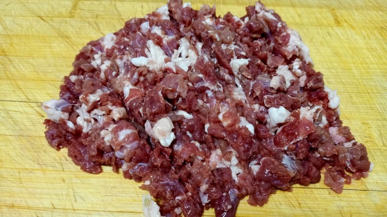 五颜六色羊肉大葱鸡苗菜饺子,羊肉剁碎