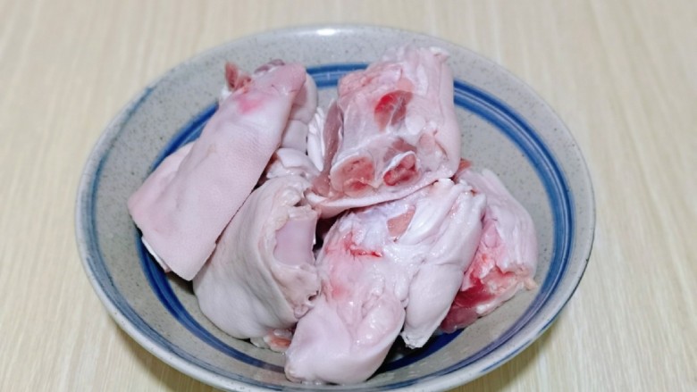 酱香猪蹄,2个<a style='color:red;display:inline-block;' href='/shicai/ 413'>猪蹄</a>,买时候一个切了四块,温水洗干净。