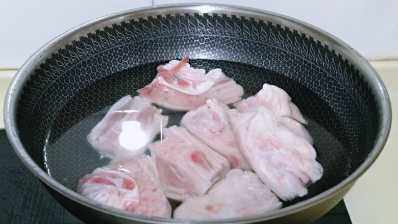 酱香猪蹄,冷水入锅,大火烧开煮3分钟,将沫子撇出。