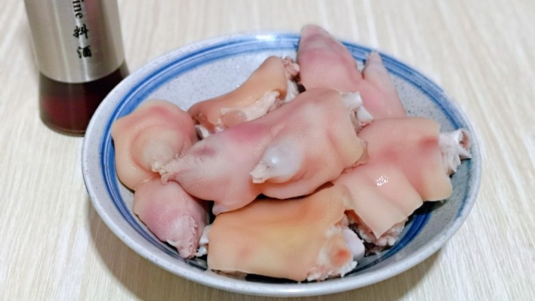 酱香猪蹄,加入<a style='color:red;display:inline-block;' href='/shicai/ 718'>料酒</a>,可以适当多一些。