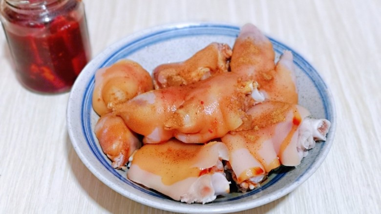 酱香猪蹄,最后淋上<a style='color:red;display:inline-block;' href='/shicai/ 781'>腐乳汁</a>,充分抓拌均匀。