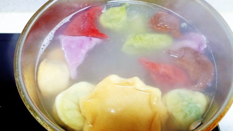 五颜六色羊肉大葱鸡苗菜饺子,水开后放入饺子,煮熟