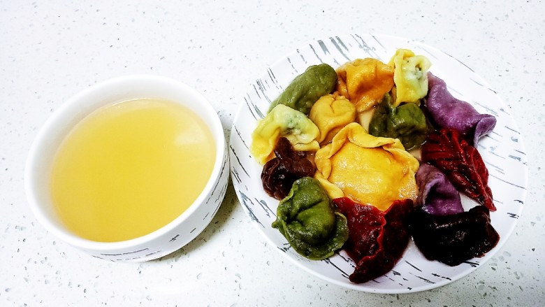 五颜六色羊肉大葱鸡苗菜饺子,铛铛铛~开吃了