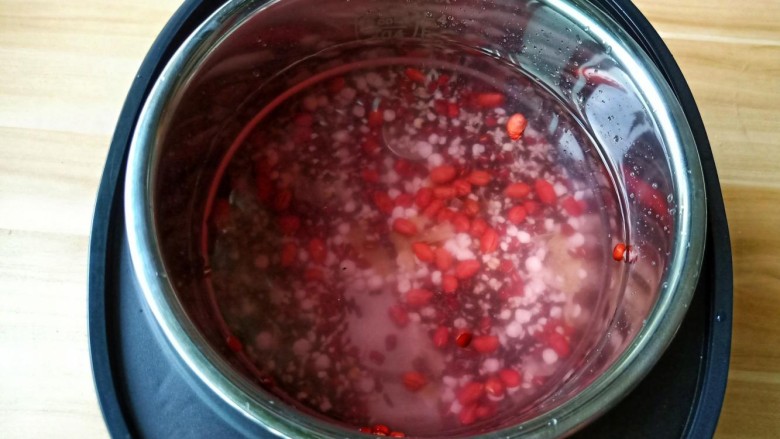 黑米红豆粥,我加的水位是在“3”这个位置。稀粥一般大米和水的比例为1:13,稠粥大米和水的比例为:1:10