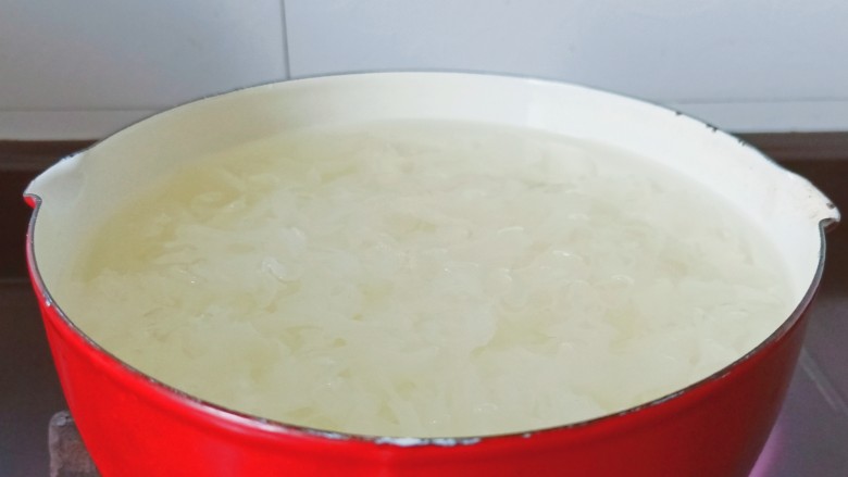 银耳莲子红枣汤,需要再加一点水,开大火将银耳煮开。