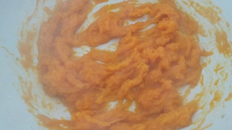 新年五彩缤纷饺子,倒入盆中搅拌一下就可以成糊,加入适量面粉合成面团醒放。