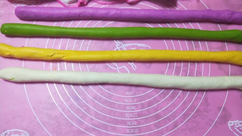 新年五彩缤纷饺子,全部搓成长剂子,不能加干面。